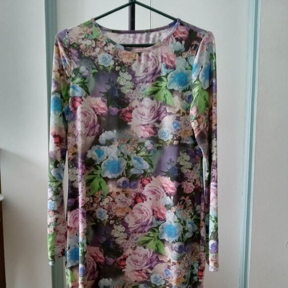 Dresses & Skirts - Vintage long-sleeved dress with a faded floral pattern